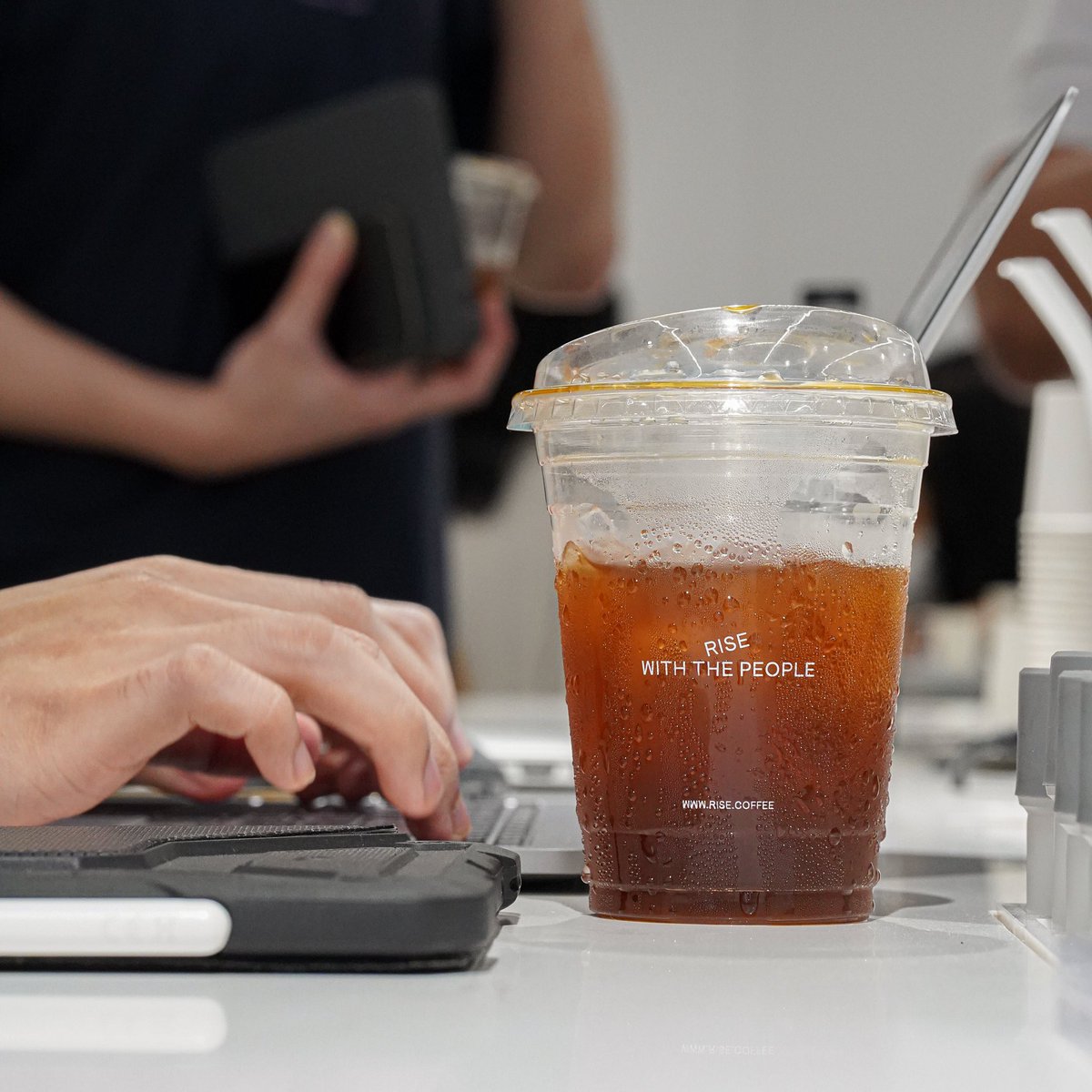 risecoffeeth's tweet photo. 🔥 อยากกินกาแฟดีๆ ไม่ต้องไปไหนไกล!
RISE COFFEE ร้านกาแฟและโรงคั่วขนาดเล็กโทนสีขาวส้ม ตั้งอยู่ในโซน "มหาทุนพลาซ่า" ใจกลางย่านเพลินจิตนี่เอง ราคาดีเมนูหลากหลาย ตอนนี้มีตู้ถ่ายรูปแล้วด้วยนะ มาคนเดียว เป็นคู่ หรือ เป็นกลุ่มก็ไม่ควรพลาด 📸 #กาแฟ #goodmorning #คาเฟ่ #คาเฟ่กรุงเทพ https://t.co/678vZEUj2L