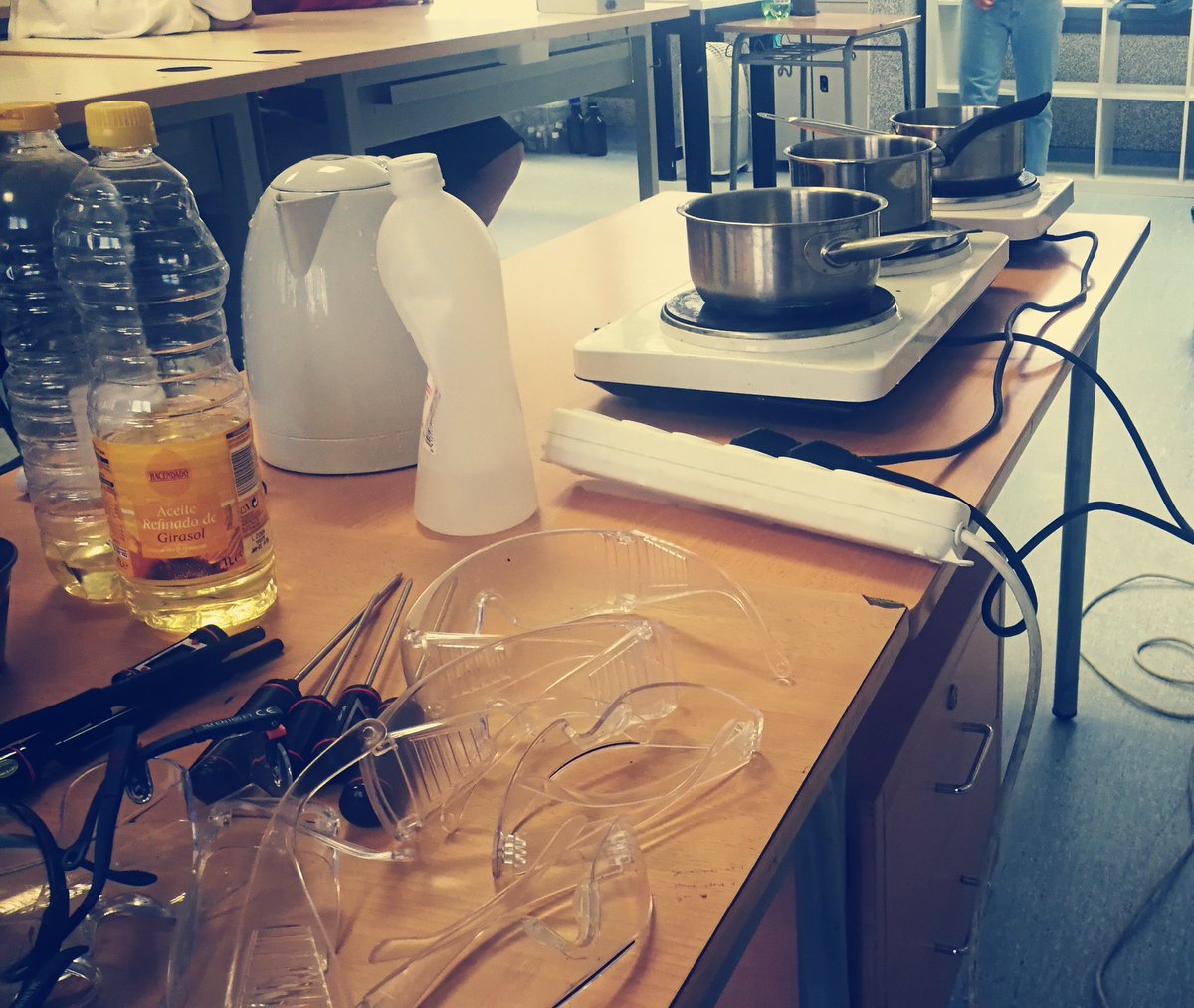 Vilaciencies's tweet photo. Com cuinem un saborós brou per impressionar als nostres convidats? I, com millorar el sabor d'unes saludables verdures bullides? La química ens ajuda! I amb @e_x_plorium ho experimenten al laboratori!! https://t.co/pBCJUK8g2A