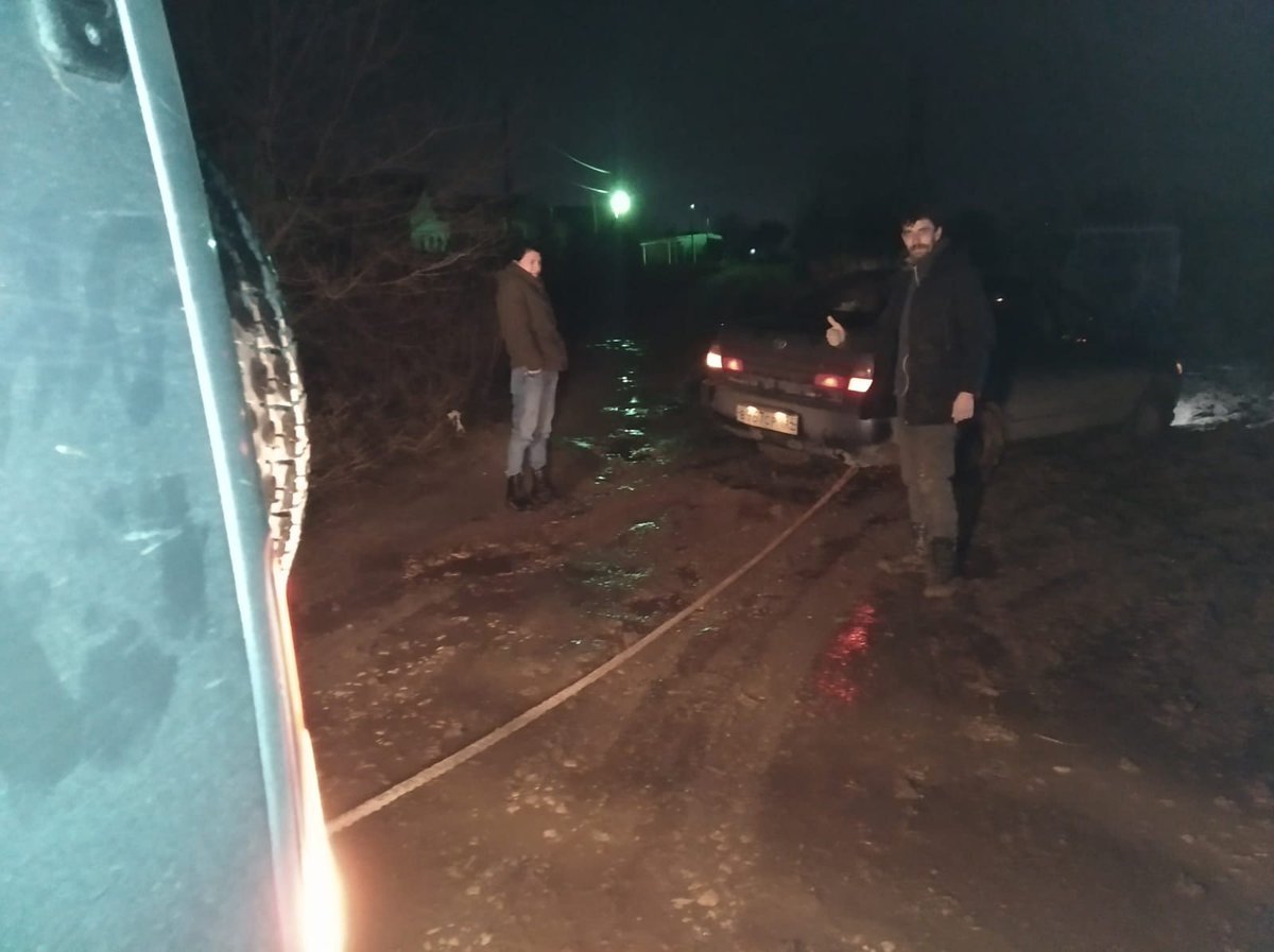 JeepAlert's tweet photo. Спасибо Василию! Выручает не первый раз. Ни гвоздя ни жезла! https://t.co/9e4kawCcvg