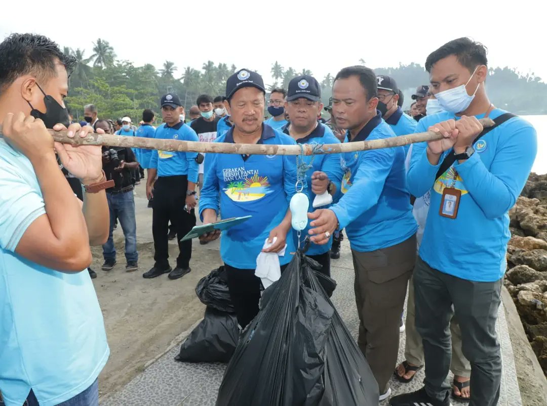 adin_psdkp's tweet photo. Di sini, bersama masyarakat setempat, kami melakukan Gerakan Bersih Pantai dan Laut di sekitar Pantai Waisai Torang Cinta.

#KKPAccelerate #PSDKPHebat #NusantaraLestariJaya https://t.co/osb8l4Lzwu