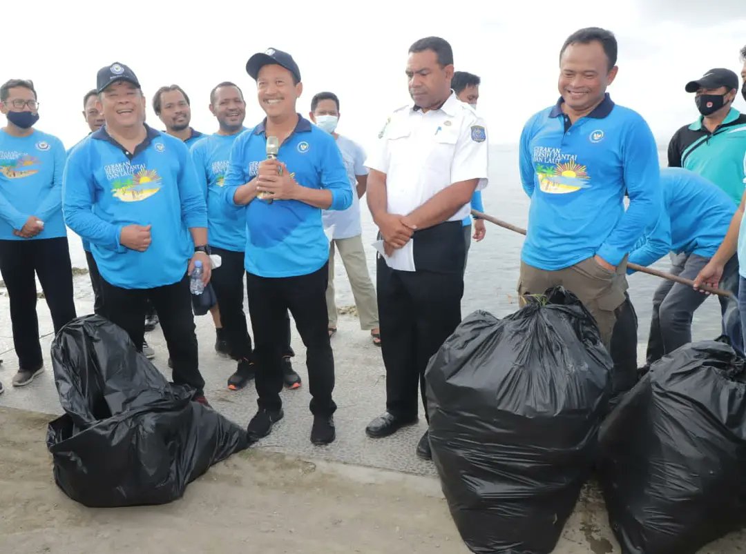 adin_psdkp's tweet photo. Di sini, bersama masyarakat setempat, kami melakukan Gerakan Bersih Pantai dan Laut di sekitar Pantai Waisai Torang Cinta.

#KKPAccelerate #PSDKPHebat #NusantaraLestariJaya https://t.co/osb8l4Lzwu