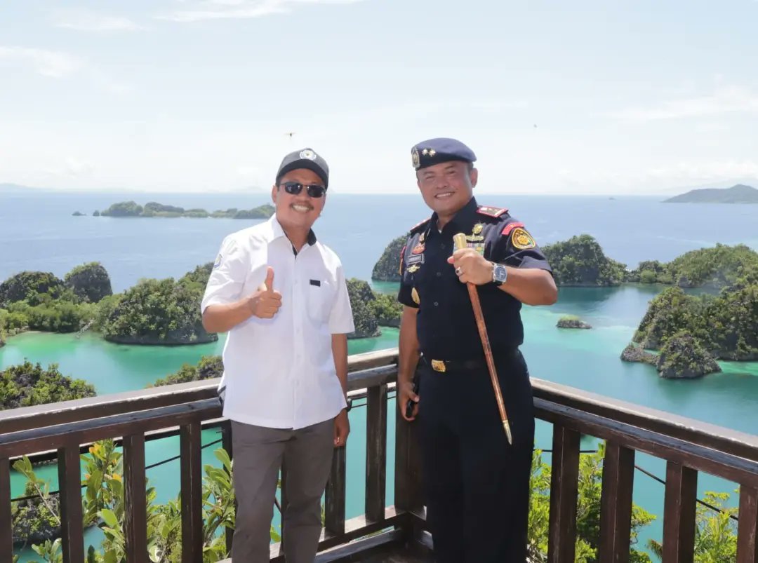 adin_psdkp's tweet photo. Mendampingi Menteri Kelautan Perikanan @saktitrenggono mengkampanyekan kegiatan Bulan Cinta Laut (BCL) di Raja Ampat menggunakan Kapal Pengawas Perikanan ORCA 04.

#KKPAccelerate #PSDKPHebat #NusantaraLestariJaya https://t.co/W7LJ5JF1Qd