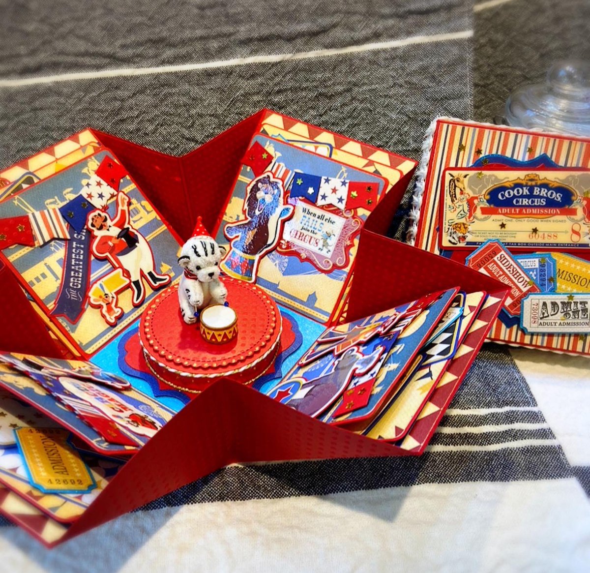 ShopLimeLife's tweet image. お気に入りが、超お気に入りに格上げされて完成しました❤️

@naocolle 
#cartabellapaper
#explodingbox
#エクスプローディングボックス
#papercraft