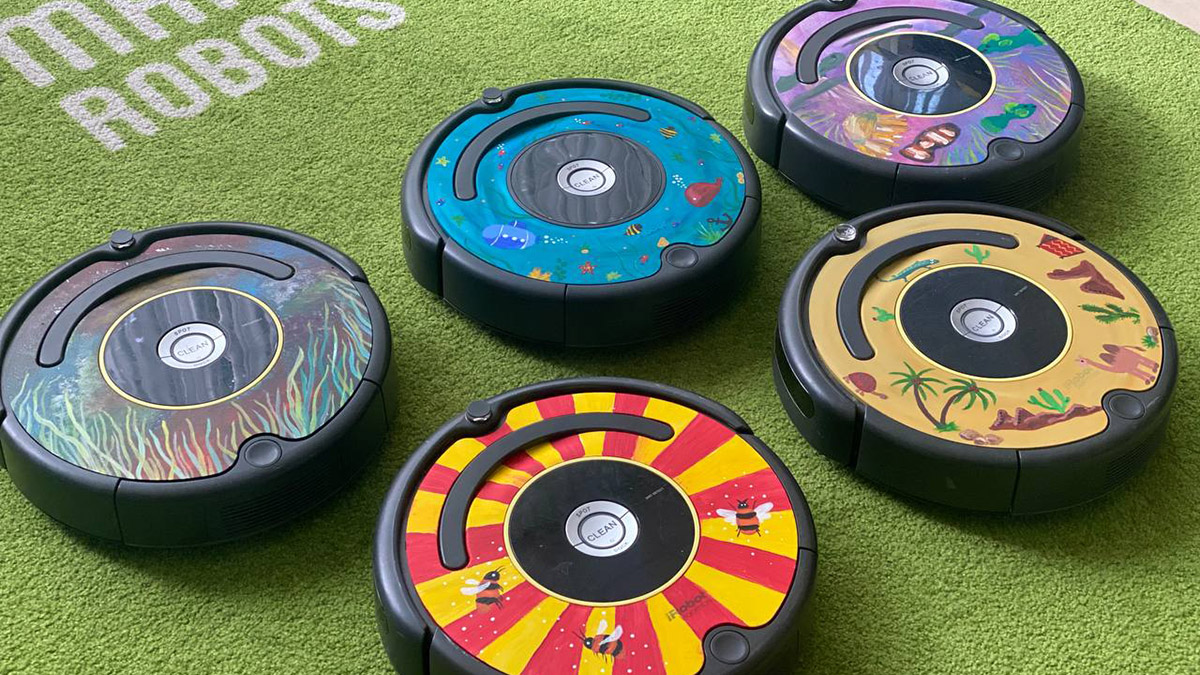 Kur strādājat? Rīgas 1. pamatskolā - attīstības centrā.
Kāpēc tādi krāsaini? Lai bērniem prieks! 
brivpratigais.mansrobots.lv/ziedo-irobotu
Dod vecajam robotam otru dzīvi!
#BrīvprātīgaisDarbs #BrivprātīgaisiRobots