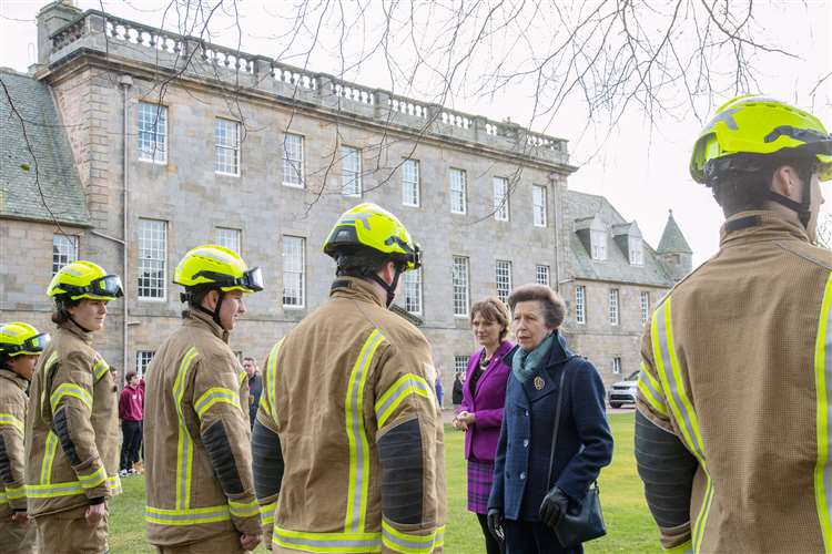The Princess Royal meets members of the volunteer Gordonstoun fire team. <a href="/willie4268/">Willie Chisholm</a> @andybuchan_ <a href="/Big_Hendo13/">Davie Hendry</a> <a href="/toshie48/">Ewen McIntosh</a> @SimonTucker_cul <a href="/gordonstoun/">Gordonstoun</a> @FireScot_Chief