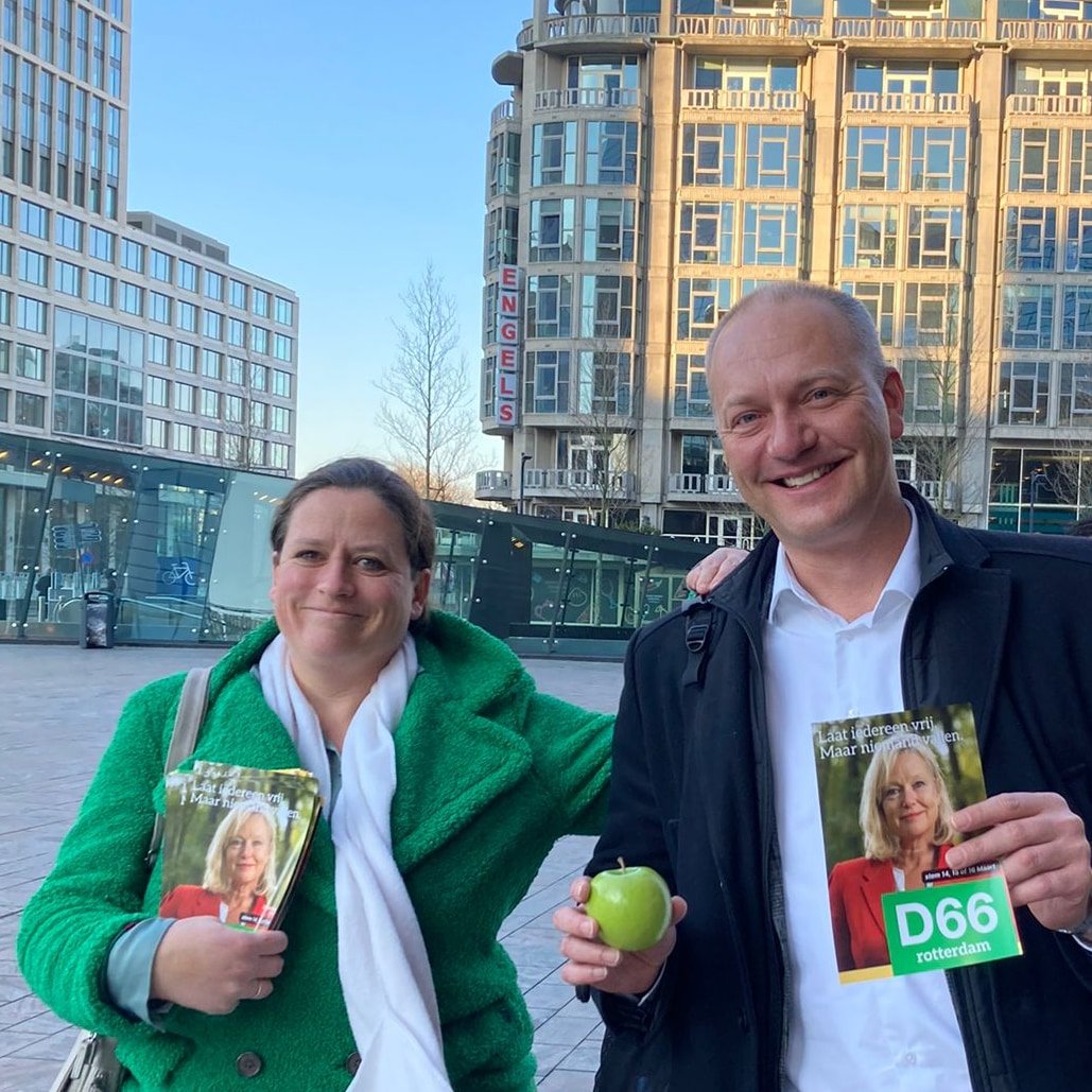 Campagnevoeren met flyers en appels. #D66Rotterdam