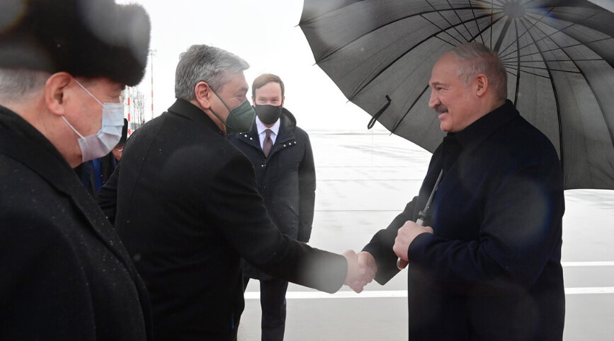 В машину Александра Лукашенко в Москве сразу пригласили посла

 Президент Беларуси Александр Лукашенко прибыл в Москву для встречи с главой России Владимиром Путиным. В его машину для переезда сразу пригласили человека.Речь идет о белорусском после …
rusplt.ru/policy/v-mashi…