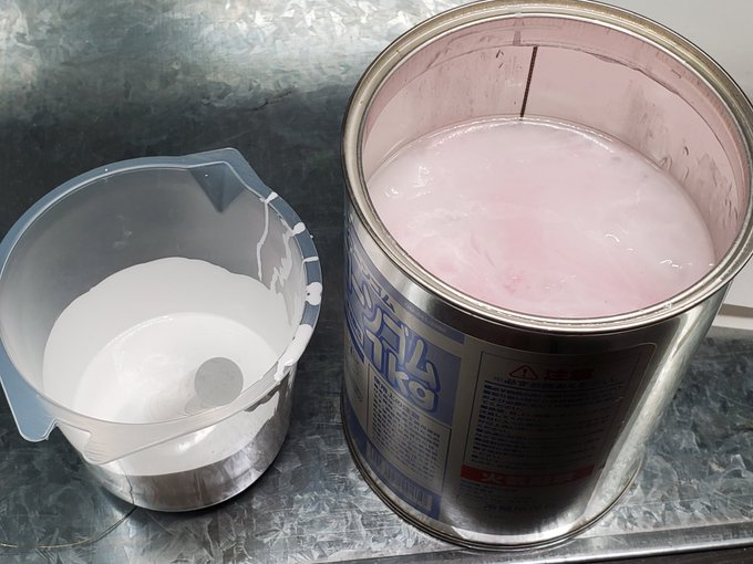 廃棄処分で適当に硬化剤をぶっ込んだWAVEがあっという間にカチコチになって信越はやはりにちゃにちゃという。まあ、量が多いほど硬化しやすいというのと、このにちゃにちゃふわふわのおかげで信越は強いというのもある。 