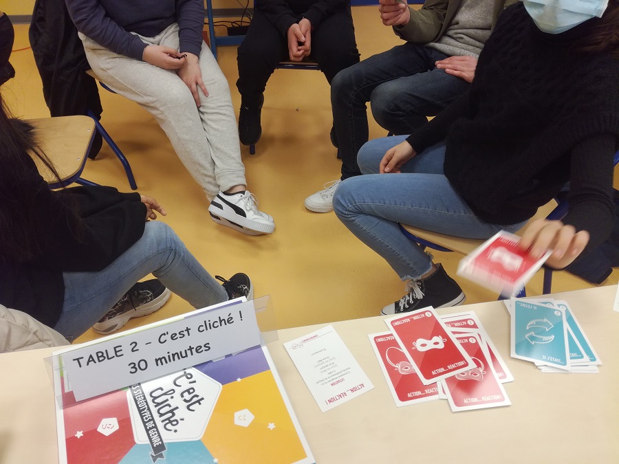 CollegelouiseM's tweet photo. Fin de #semaineegalite ludique mais non moins éducative pour les 5èmes. Les élèves échangent, débattent, découvrent, s'enrichissent de connaissances au moyen de 5 jeux proposés par nos partenaires. @CentreHubertine @UNICEF_france @canope_61 @Onisep #EgaliteFH ac_normandie.fr https://t.co/vZA95NV5ns