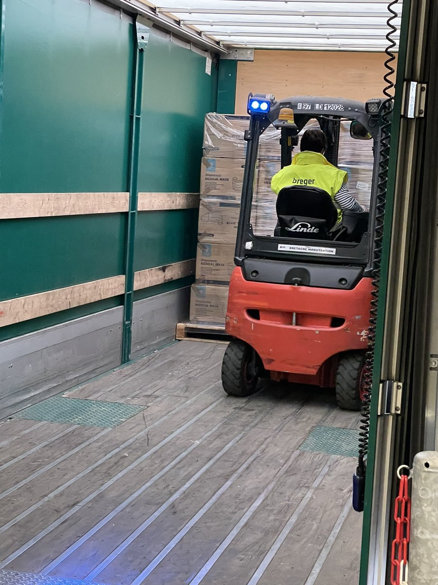 olivierrichefou's tweet photo. Merci à tous les mayennais pour leur générosité qui permet ce matin de faire partir 18 palettes de produits essentiels pour #Ukraine et merci aux organisateurs @AMF_53 @ProtecCivile53 et a l’entreprise de transport Breger ! #SolidariteUkraine https://t.co/Lck9hYotp6