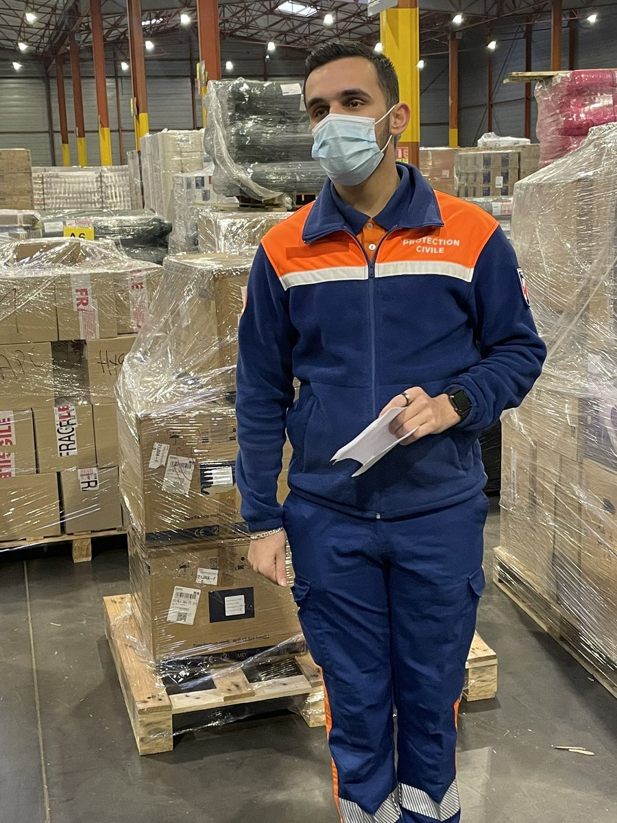 olivierrichefou's tweet photo. Merci à tous les mayennais pour leur générosité qui permet ce matin de faire partir 18 palettes de produits essentiels pour #Ukraine et merci aux organisateurs @AMF_53 @ProtecCivile53 et a l’entreprise de transport Breger ! #SolidariteUkraine https://t.co/Lck9hYotp6