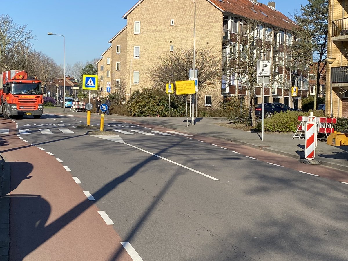 Gooseed72's tweet photo. Vanavond 20:00 afsluiting kruising Wilhelminaplantsoen-Schoolstraat. #Weekendwerkzaamheden #aanlegriolering #Diemen #omleiding Info: https://t.co/GxSYomXIfc https://t.co/2MG6yjziCF