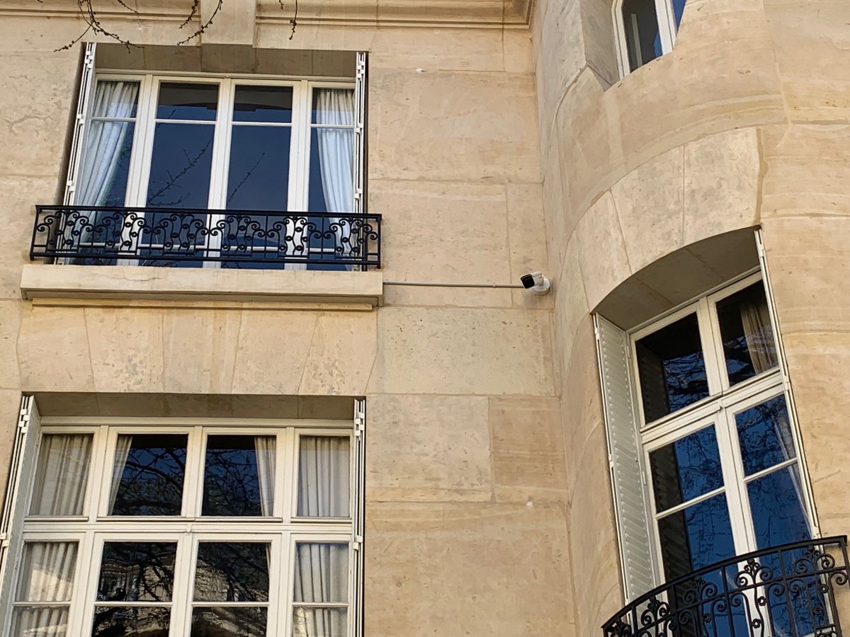 novaip75's tweet photo. Installation d'une caméra @hikvisionfr tube 4MP IP avec reconnaissance faciale dans une copropriété, au-dessus d'un hôtel. https://t.co/ux2ex5ZXkR