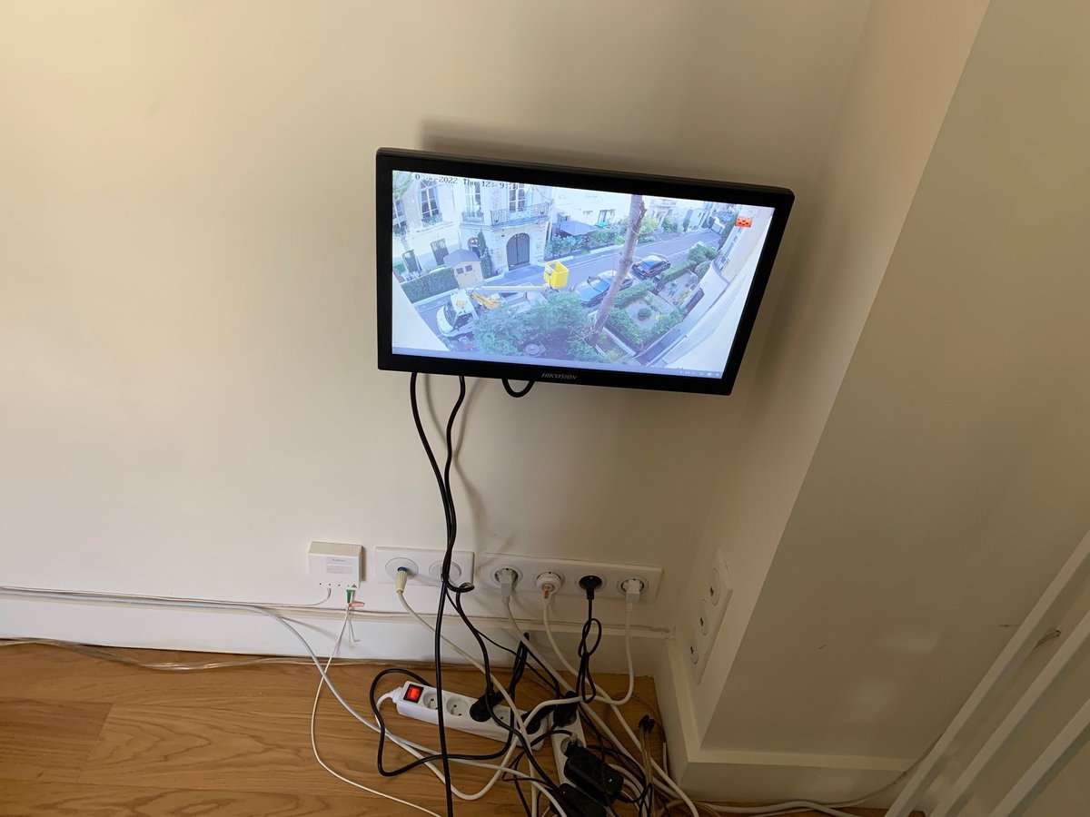 novaip75's tweet photo. Installation d'une caméra @hikvisionfr tube 4MP IP avec reconnaissance faciale dans une copropriété, au-dessus d'un hôtel. https://t.co/ux2ex5ZXkR