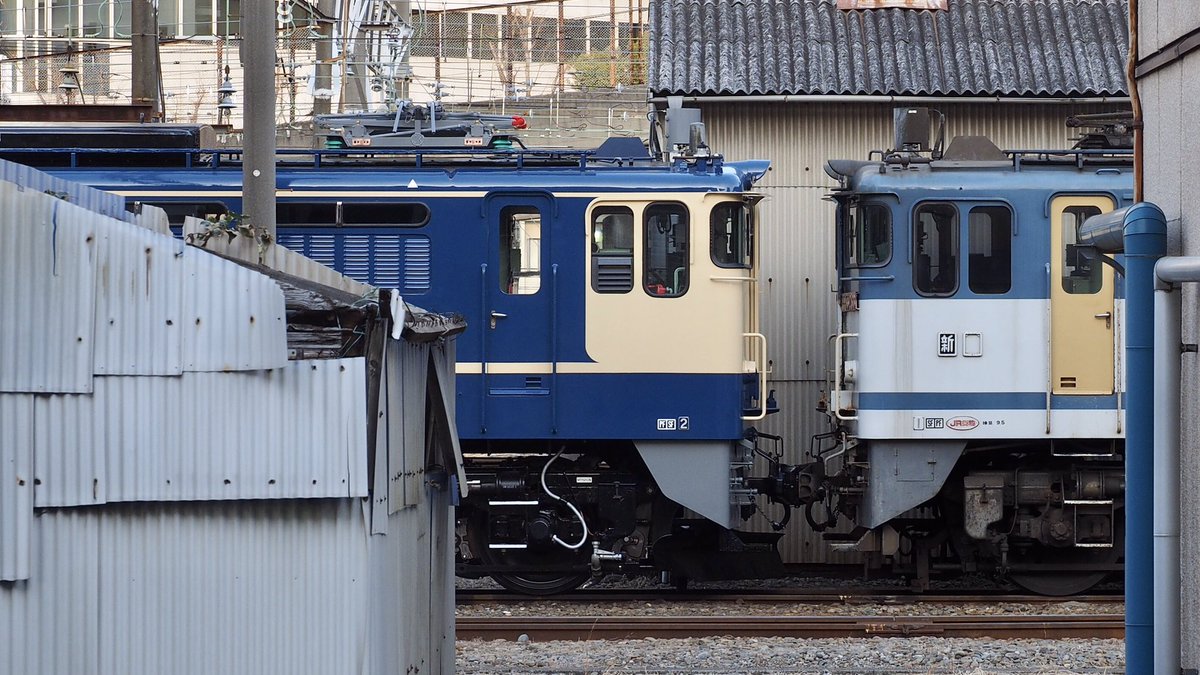 OJ_JNR_MODELS's tweet photo. 2022年3月11日
新鶴見機関区
JR貨物職員によるEF65 最終全般検査出場記念撮影会が終了したEF65 2085はEF65 2138と連結して機関庫北側に留置。
EF65 2127 カラシは機関庫7番から出て機関庫3番の前に留置。特休車のまま
#EF652085 #EF652127 #EF652138 https://t.co/WOtZZXfMt5