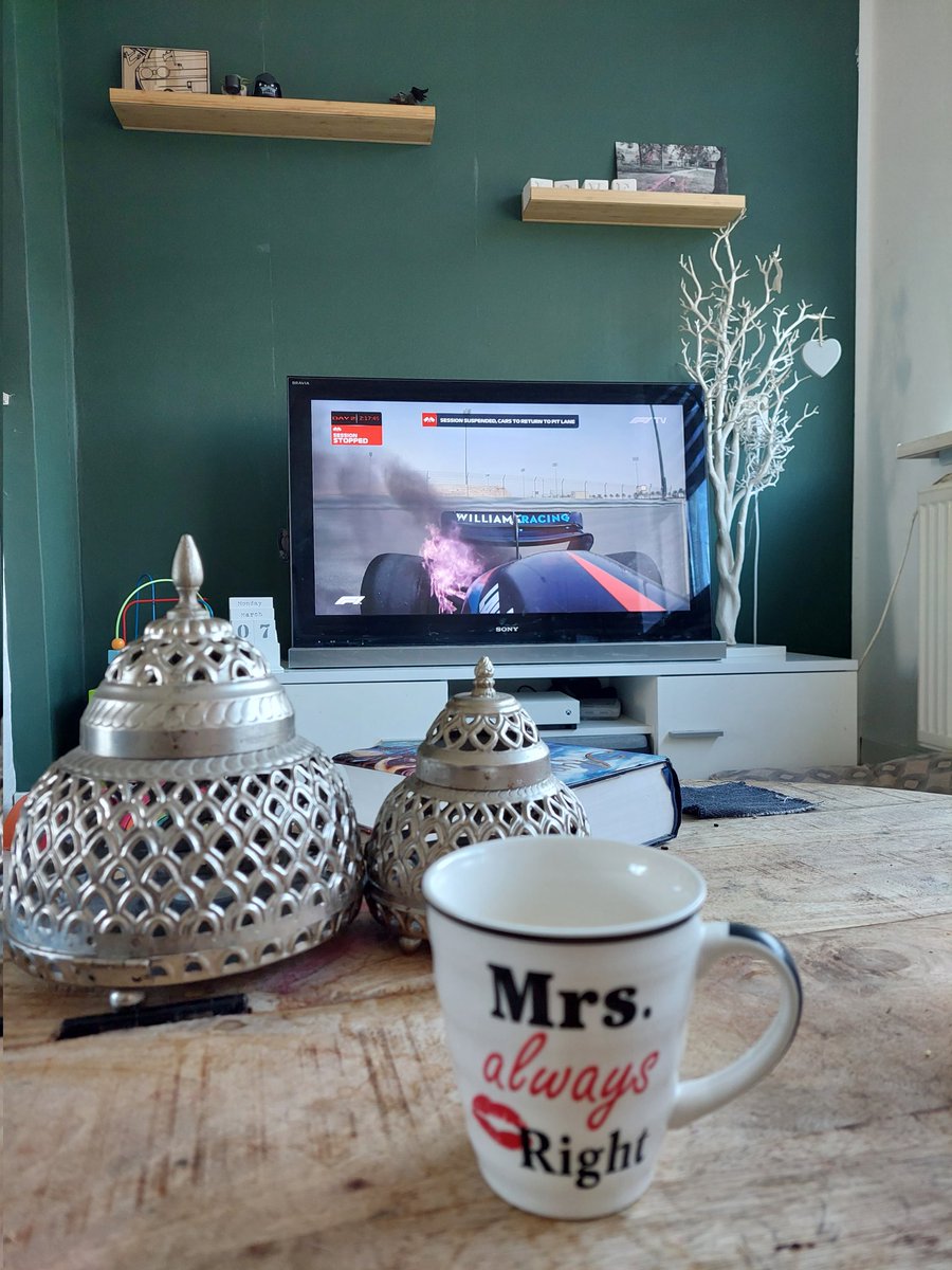 Koffieleutje_'s tweet photo. Koffie. F1 tv. En een auto in brand...
#F1Testing #sessionstopped https://t.co/ami0LvBTLo