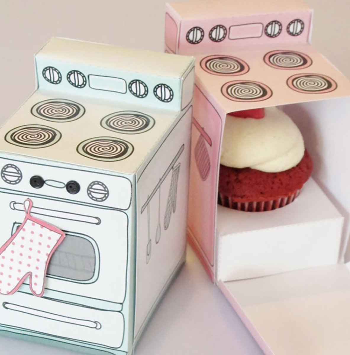 kikiwright93's tweet photo. With good #packaging consumers will definitely remember your product. Look at this cute cupcake packaging, you take it out of an oven to eat it! This whole experience will definitely make you want to buy another.
#NMKTRCH #MKTINGNEURO #XperientialMkt 
@lets_neuroMKT https://t.co/xtmSoZscrp