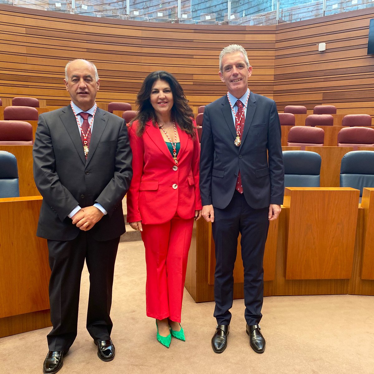 El color de los zapatos es premonitorio son azules, con el alma VERDE.