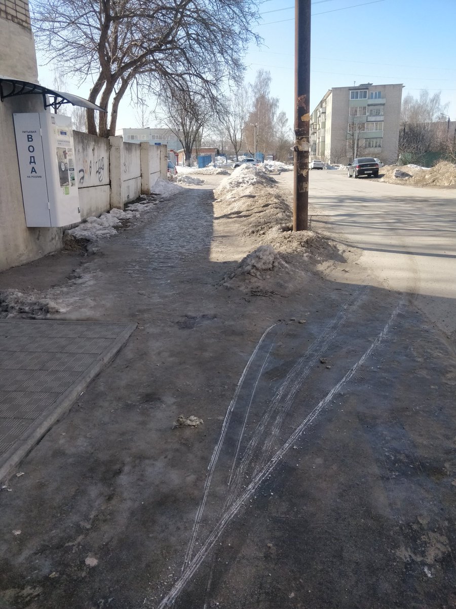aritter_77's tweet photo. Прошу принять меры для расчистки от льда до асфальта пешеходной дорожки от магазина автозапчасти в сторону гимназии! Ул. Тульская д 12 г.Суворов. https://t.co/3ARzVs0smW