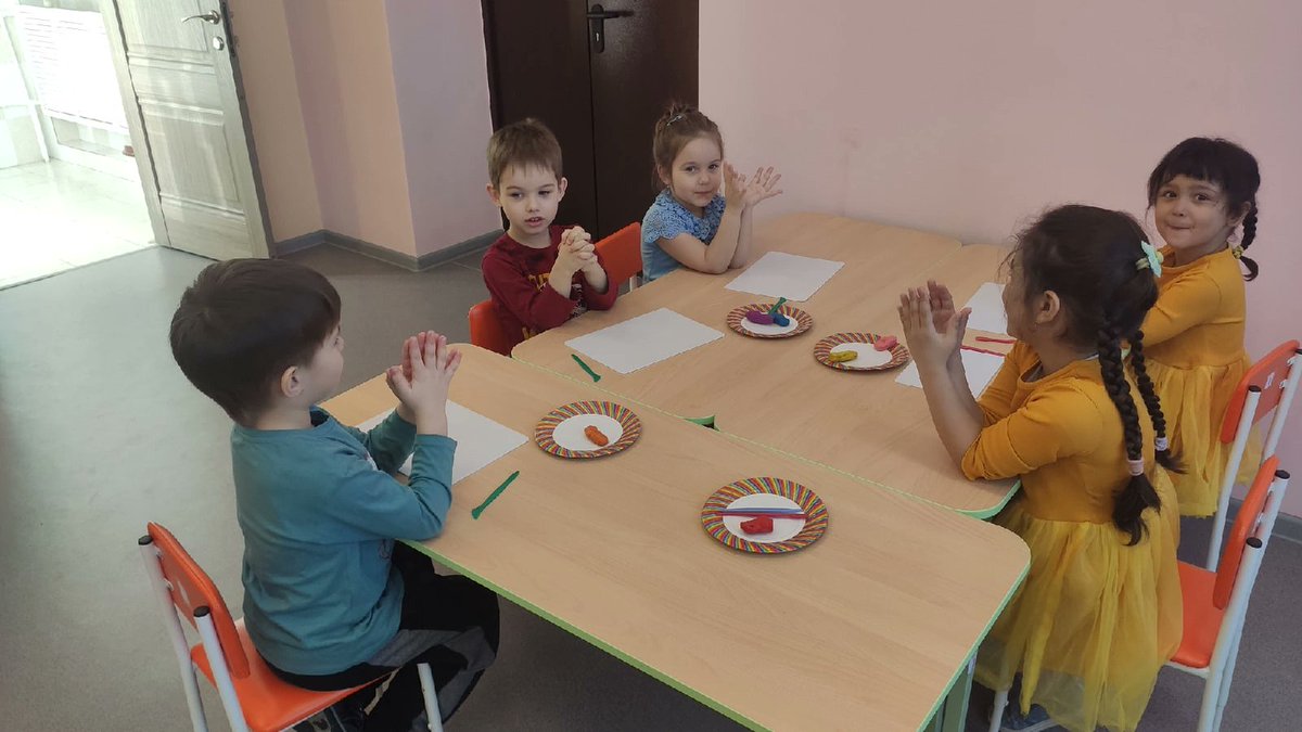 detsad2teploe's tweet photo. Красивый и праздничный этот сосуд.
И если в квартиру цветы принесут,
То тут же обрежут и сразу
Поставят заботливо вазу!

Художественно-эстетическое развитие в старшей группе. Лепка: "Ваза для цветов" https://t.co/KfFa03T0Ez