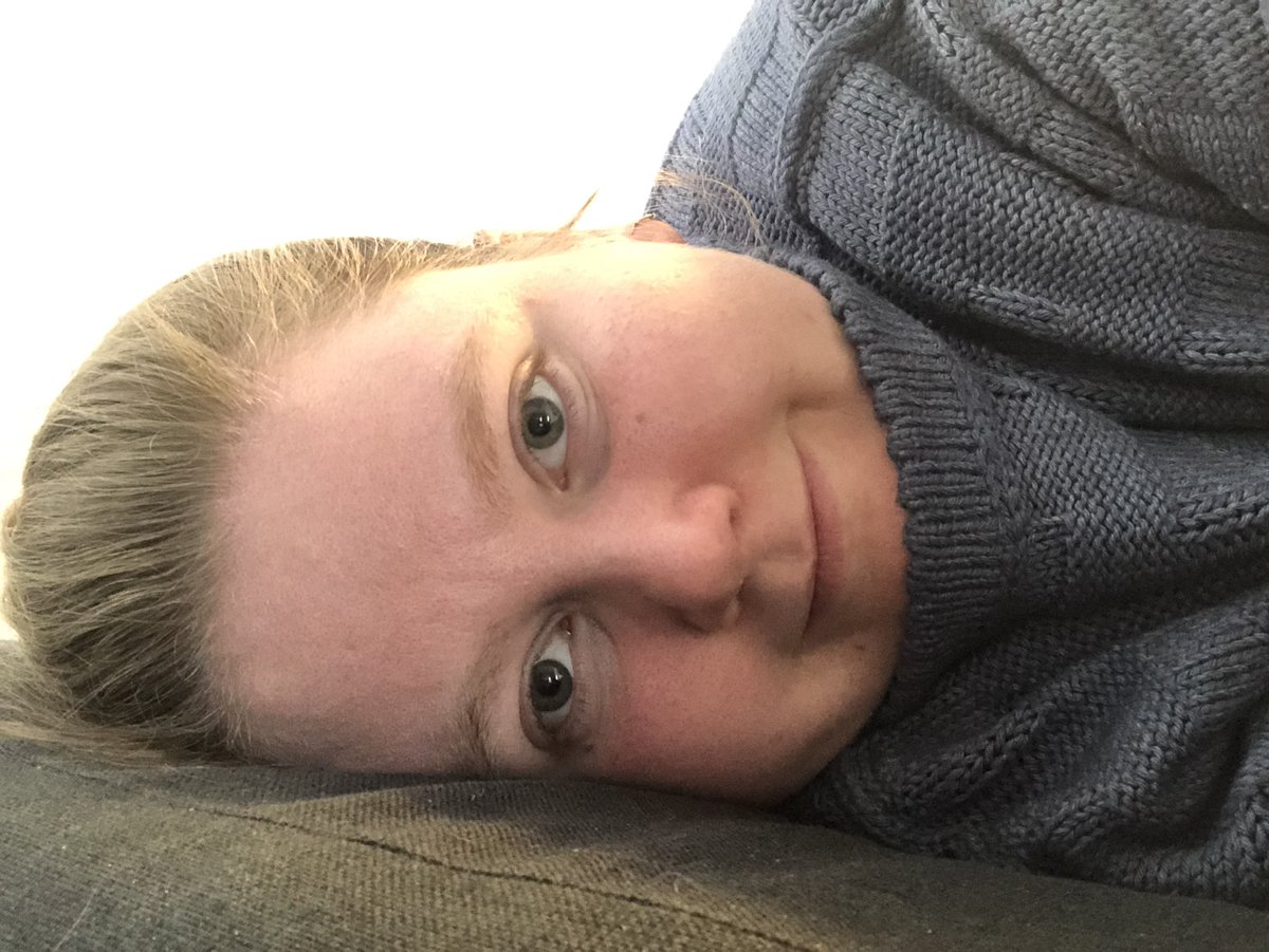 Gærdagurinn var absolut versta bugun lífs míns. 8tíma vinnudagur +3. Tíma fundur í vinnunni og ég hef svo innilega lítið að segja því þau voru að tala um hvernig hlutirnir voru fyrir covid +ég byrjaði að vinna þarna í covid. +raddlaus, með hor, lyktandi einsog bálköstur.