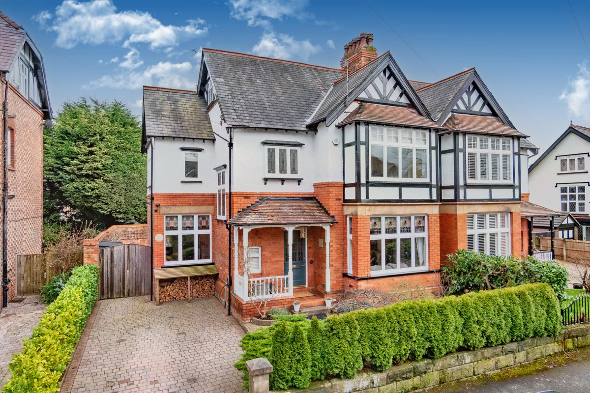 WatersonsEA's tweet photo. NEW!
Heath Road, #Hale - O/O £1,250,000
A beautifully presented, much improved 4 Bedroom, 2 Bathroom, Edwardian Semi Detached family home over three floors and positioned right in the heart of the village. For a #viewing ☎️01619416633 or via 📧hale@watersons.net #propertyforsale https://t.co/cRZhpP1Jup