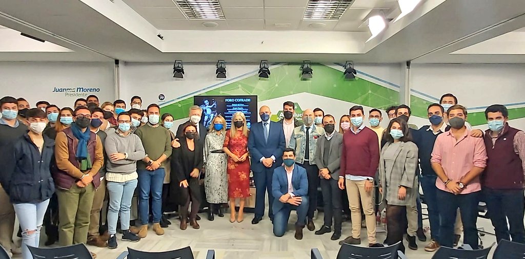 jcgarcia92's tweet photo. 👥 Ayer celebramos el #ForoCofrade de @NNGGAndalucia en el que contamos con la participación de @Patricia_Pozo_, @sergiosopena, @paquili1 y @primojurado 

Actores de primer nivel en el mundo de la Semana Santa de los que aprendimos y a los que les agradecemos su disposición ✝️🕯️ https://t.co/cwN65d1PCK