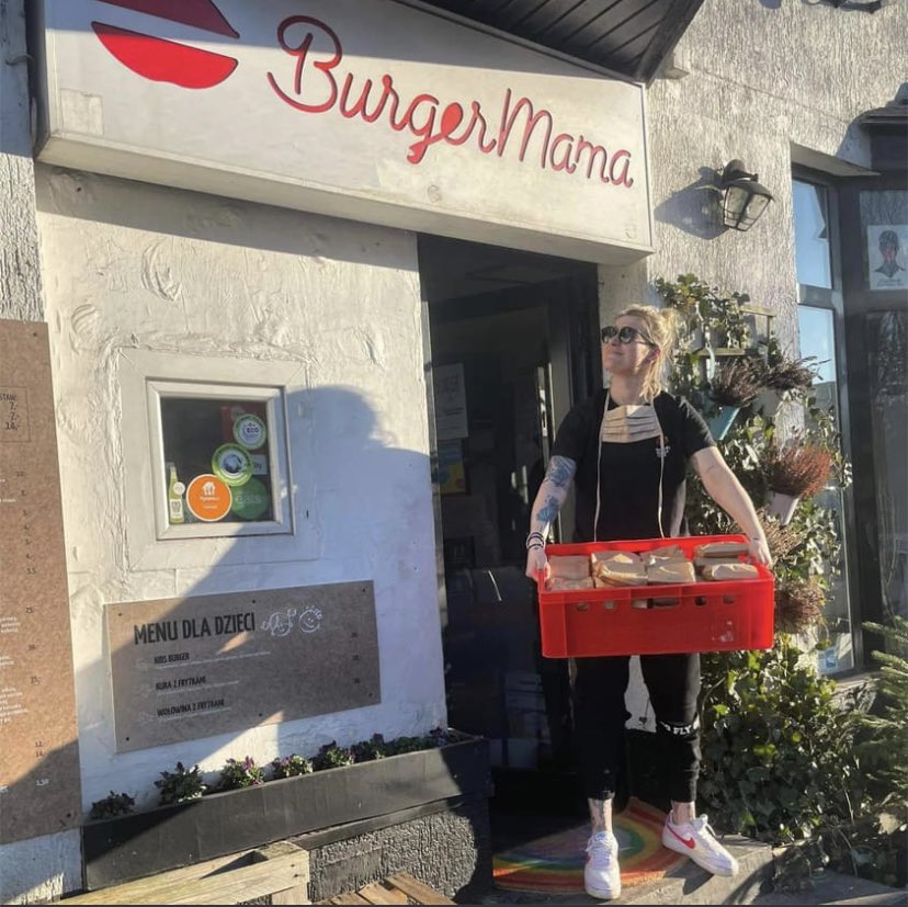 MiastoUrsynow's tweet photo. #BurgerMama przekazała wczoraj 100 kanapeczek dla tych, którzy przybywają na Dworzec Centralny 🥪 W lokalu przy #Herbsta 11, od godz. 12 do 20:30, prowadzona jest zbiórka żywności długoterminowej i środków opatrunkowych dla 🇺🇦 https://t.co/n1dJ3QnJ1R
