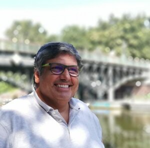 🔹 Nuestro profe <a href="/currovillarejo/">Curro Villarejo</a> va a vivir esta mañana uno de los momentos profesionales más importantes de su vida. Tras muchos años de trabajo y dedicación hoy por fin será Catedrático de <a href="/unisevilla/">Universidad de Sevilla</a> ¡Enhorabuena! 👏👏👏