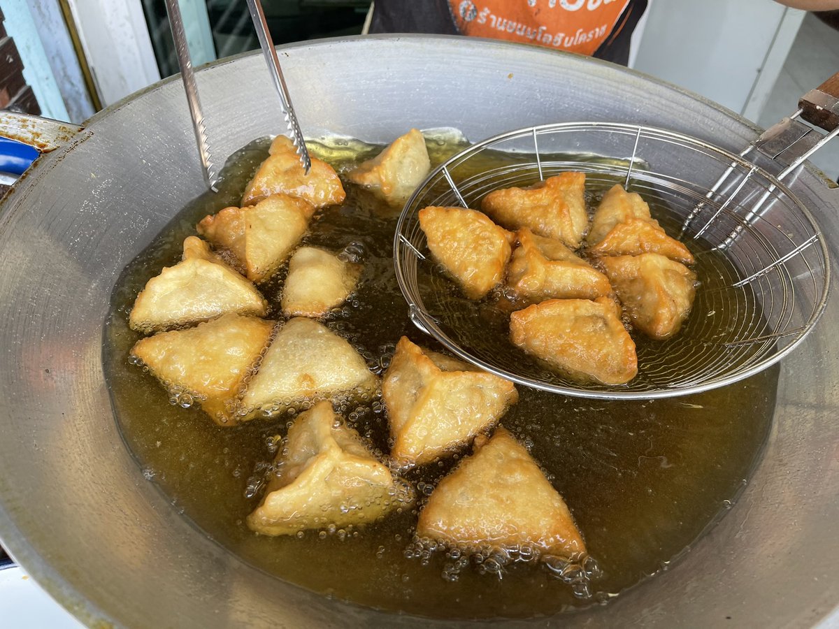 tlesri's tweet photo. ร้านโอชิน โคราช ขนมแป้งทอดสามเหลี่ยม มันอร่อยมากกก 30บาทมีอิ่มอ่ะ เราสั่งไส้วุ้นเส้นกับไส้เผือก ยิ่งกินร้อนๆฟินมาก เค้าบอกว่าร้านนี้ขายมานาน เรียกว่าเป็นของดีเมืองโคราชใครมาห้ามพลาดต้องลอง @aroii #อร่อยบอกต่อ #รีวิวโคราช https://t.co/AFLoBW7wWj