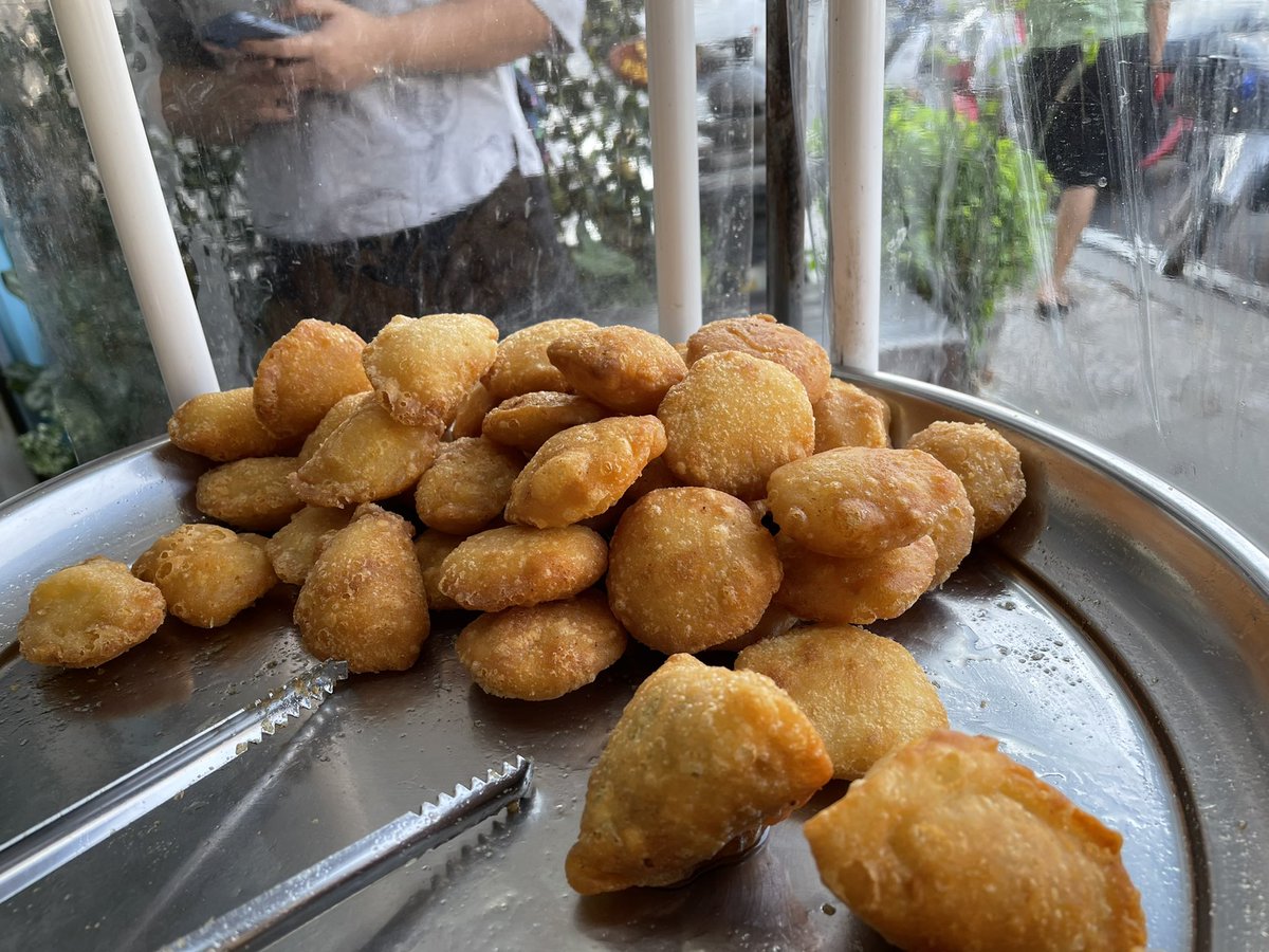 tlesri's tweet photo. ร้านโอชิน โคราช ขนมแป้งทอดสามเหลี่ยม มันอร่อยมากกก 30บาทมีอิ่มอ่ะ เราสั่งไส้วุ้นเส้นกับไส้เผือก ยิ่งกินร้อนๆฟินมาก เค้าบอกว่าร้านนี้ขายมานาน เรียกว่าเป็นของดีเมืองโคราชใครมาห้ามพลาดต้องลอง @aroii #อร่อยบอกต่อ #รีวิวโคราช https://t.co/AFLoBW7wWj