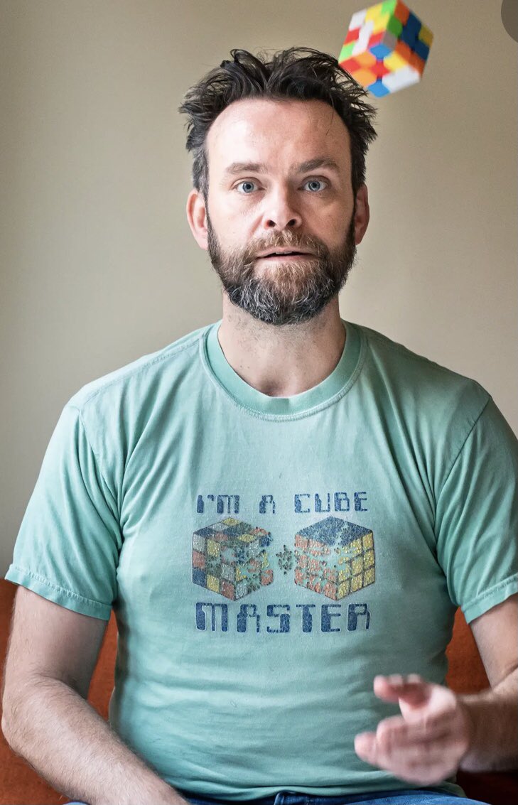 benjoha's tweet photo. Vi gleder oss til å le og undre oss over skuespiller og tv-fjes Vidar Magnussens taktikker og tabber på brettet! Kom og hør @torbae kommentere både ham og andre kjente fjes som prøver seg i vår turnering! Sjakk er enda morsommere enn rubiks kube Vidar! #sjakkforUkraina #deichman https://t.co/WdNuITTQq4