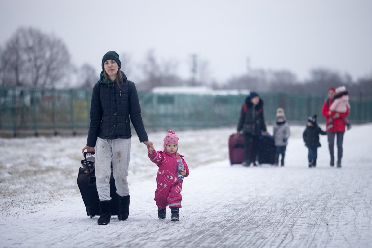 More than 2 mill people have fled #Ukraine; spending days trekking through insecure regions and dangerously low temperatures. ❄️

We must ensure that people with disabilities receive the specialised care they need.  ➡️ humanity-inclusion.org.uk/en/ukraine-eme…

📷 Tom Nicholson/HI. 📍 Poland.