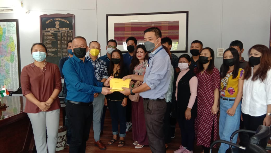 airnews_aizawl's tweet photo. Mizoram.Rural Bank chuan vawiin hian mi harsate tanpui nan Lawngtlai.DC kut ah cheng Nuai 1 an hlan.

Lalngheta Ralte AIR Corr. Lawngtlai https://t.co/uk0cuXdaNH