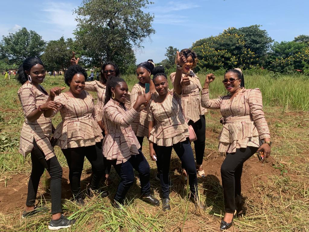 stamigold's tweet photo. Mhe. Ezra Chiwelesa Mbunge wa jimbo la Biharamulo Magharibi,  Meneja Mkuu wa Mgodi wa STAMIGOLD na wanawake wa Umoja wa wanawake (UWASTAMI) wakipanda miti siku ya maadhimisho ya wanawake duniani katika kata ya Nyakanazi wilayani Biharamulo Mkoani Kagera https://t.co/5EOHliCdqs