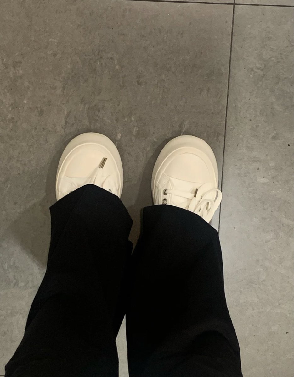 เป็นคู่ที่ใส่ไปเที่ยวแล้วคนถามบ่อยที่สุดว่าแบรนด์อะไร น้องคือ Mistery Basic shoes เสริมส้นเล็กๆ ใส่สบายไม่กัดเท้า ทรงมนๆ น่ารักมากกกก น้องราคาดีด้วยนะ ได้มาตอนมีโปร 289 เอง