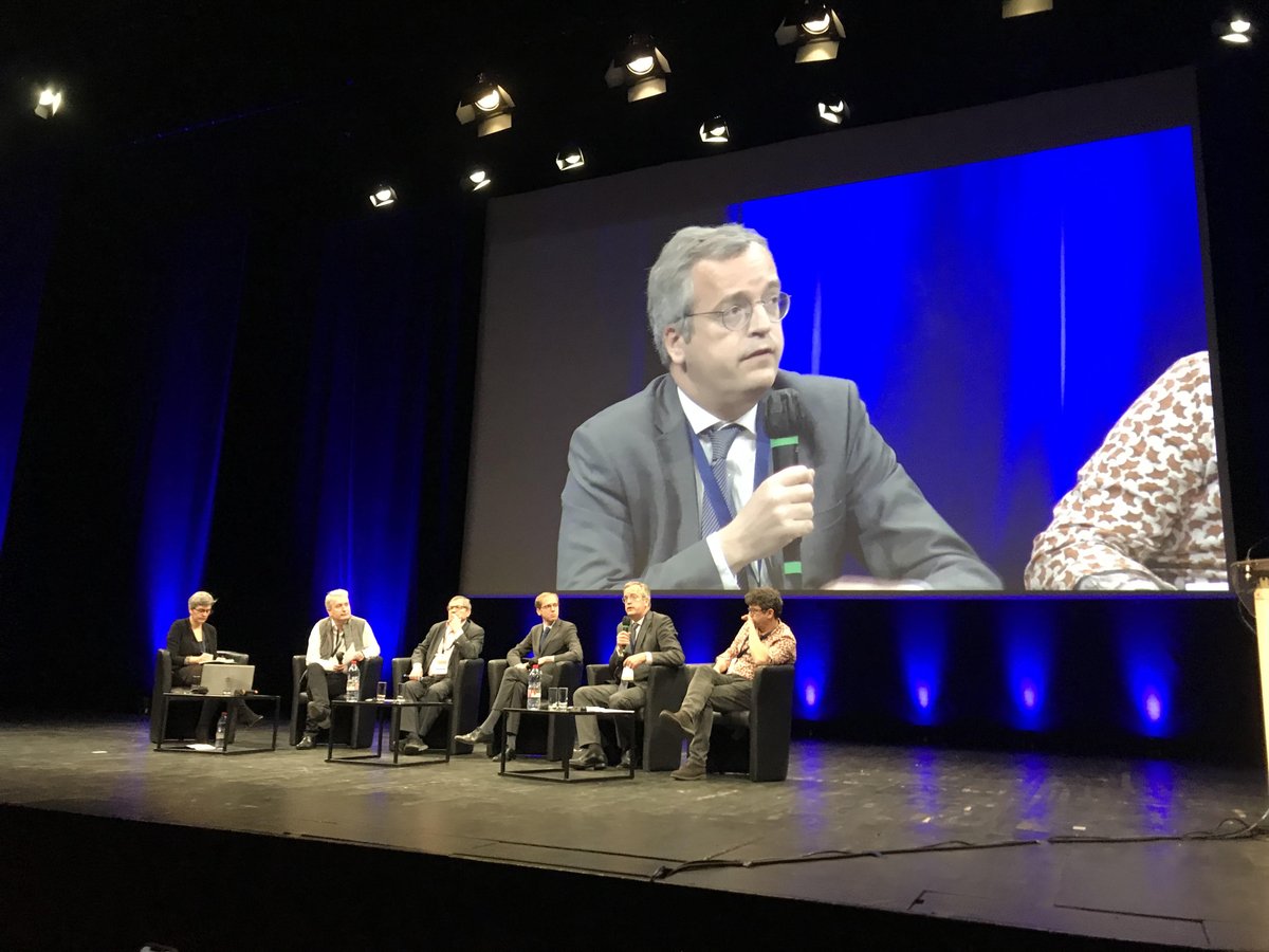 AVEC_sante's tweet photo. #Avec2022 Thomas Fatôme, DG @Assur_Maladie, se dit optimiste quant à  la signature de l'avenant de l'ACI des #MSP, une majorité des syndicats serait prête à signer, mais pas de publication officielle aujourd'hui https://t.co/JTQYvdhPa3