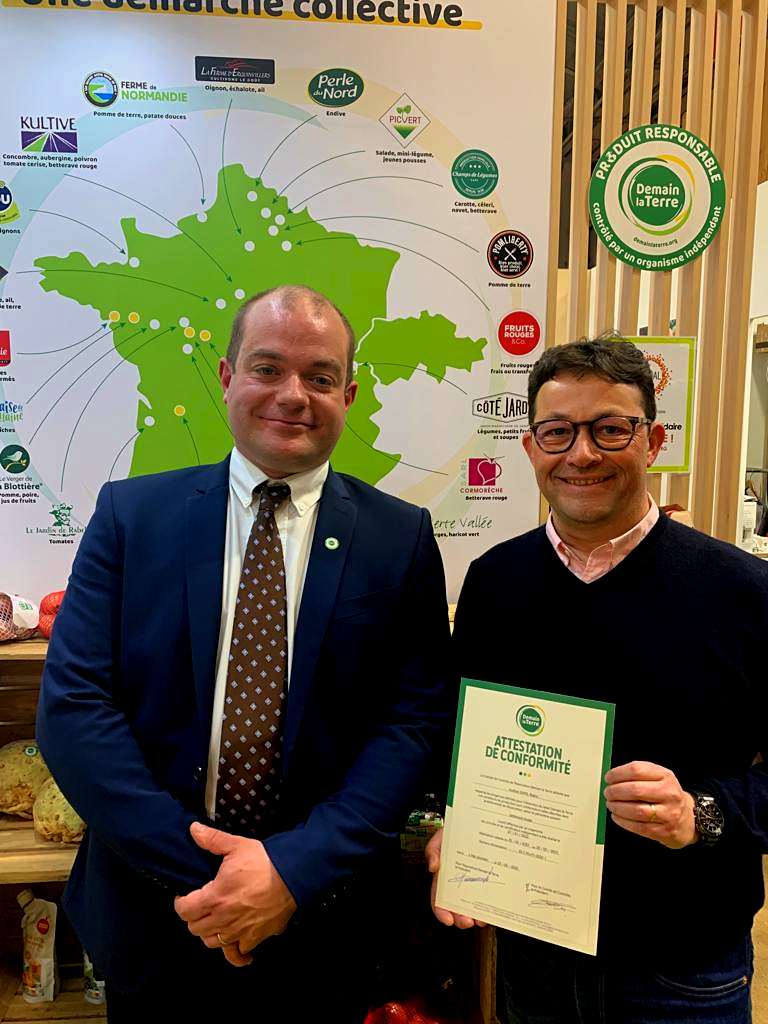 DemainlaTerre1's tweet photo. 🔍[FOCUS ADHERENTS]

Le Salon International de l'Agriculture a été l'occasion pour Sarl BABY, producteur et transformateur de betterave rouge pour KULTIVE, de se voir remettre son attestation de conformité pour cette année 📄

 #Engagement #Attestation #labelisation #béterave https://t.co/2vdYLT1pXG