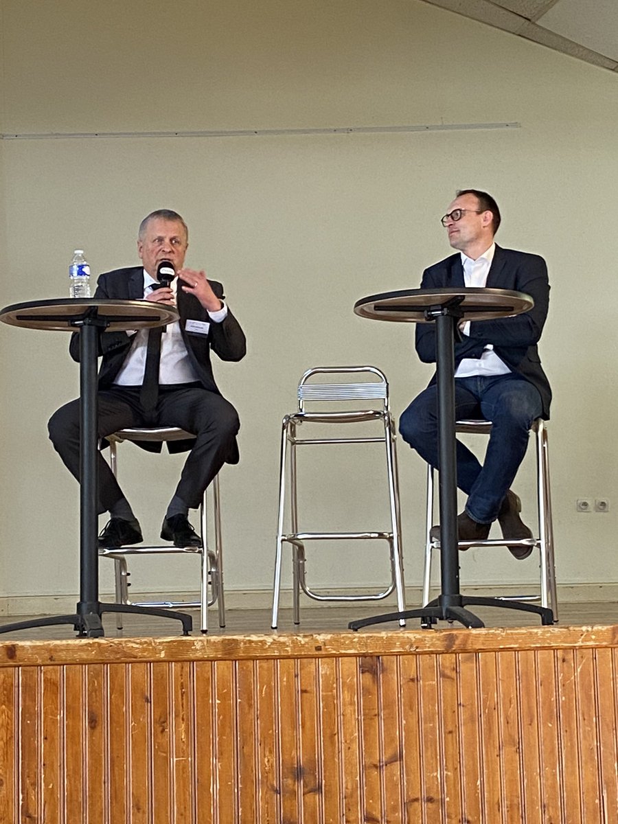 LoicKervran18's tweet photo. ❇️ Cérémonie à #SaintAmand, 150 personnes venues exprimer leur solidarité avec le peuple ukrainien
❇️ Intervention devant les écoliers d’#Orcenais pr expliquer le rôle de député
❇️ A #Baugy pr partager avec les équipes municipales et Equans la belle réussite de Baugy innovant https://t.co/hXrkJZwdPG