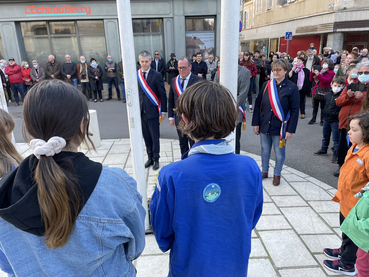 LoicKervran18's tweet photo. ❇️ Cérémonie à #SaintAmand, 150 personnes venues exprimer leur solidarité avec le peuple ukrainien
❇️ Intervention devant les écoliers d’#Orcenais pr expliquer le rôle de député
❇️ A #Baugy pr partager avec les équipes municipales et Equans la belle réussite de Baugy innovant https://t.co/hXrkJZwdPG