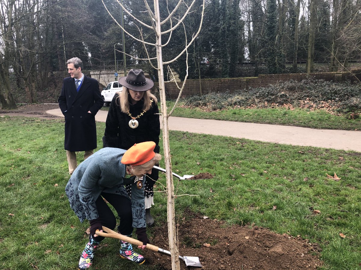MariaMillerUK's tweet photo. Out first thing on a damp and rainy Friday morning with our ⁦@BasingMayor⁩ ⁦planting a tree in War Memorial Park to mark the #QueensPlatinumJubilee #queensgreencanopy #plantatreeforthejubilee https://t.co/KsZsIZPQUY