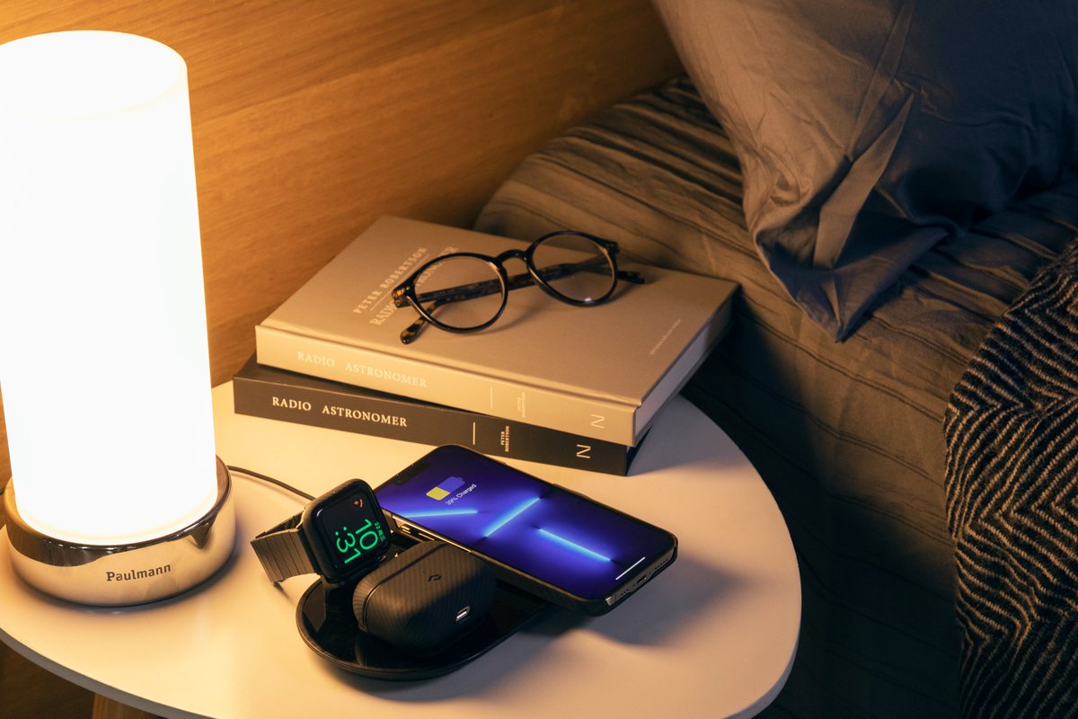 PitakaGallery's tweet photo. other's bedside table VS my bedside table 👇
which do you prefer?  
#ipitaka #chargebetter #pitaka #magsafecharger #magez #magezslider #3in1charger #wirelesscharger #chargingstation #PitaCommunity https://t.co/lKm7ReGjR3