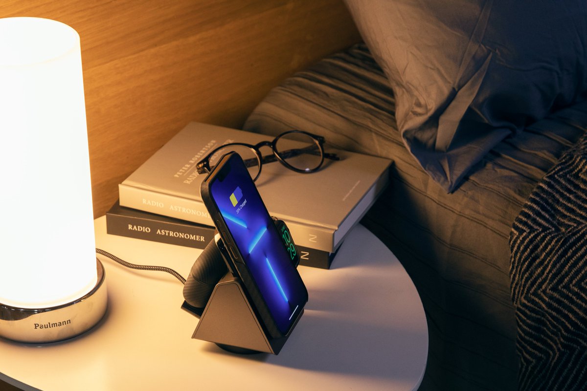 PitakaGallery's tweet photo. other's bedside table VS my bedside table 👇
which do you prefer?  
#ipitaka #chargebetter #pitaka #magsafecharger #magez #magezslider #3in1charger #wirelesscharger #chargingstation #PitaCommunity https://t.co/lKm7ReGjR3