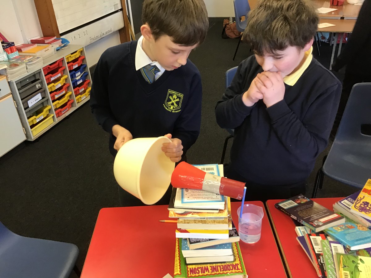 MrsChalmers3's tweet photo. P6/5 have been learning about the ear. They made a model of the ear and were able to identify the different parts. We watched as the sound travelled through the ear and saw the vibrations making the water move. @BarmullochP https://t.co/0RmOr4MVWU