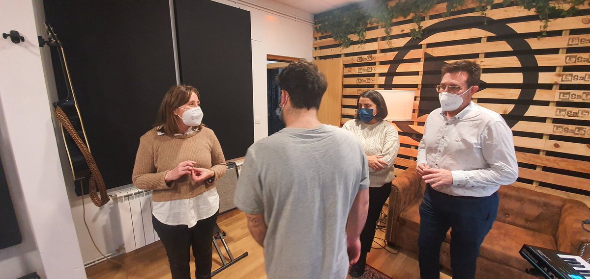 SERJUCO's tweet photo. La semana pasada nos visitó @alirenedo Directora de Juventud de @cantabriaes. Pudo conocer de primera mano nuestras instalaciones, como van nuestros proyectos y políticas juveniles municipales acompañada por el alcalde @JInceraG https://t.co/P1Bfmf3FbP