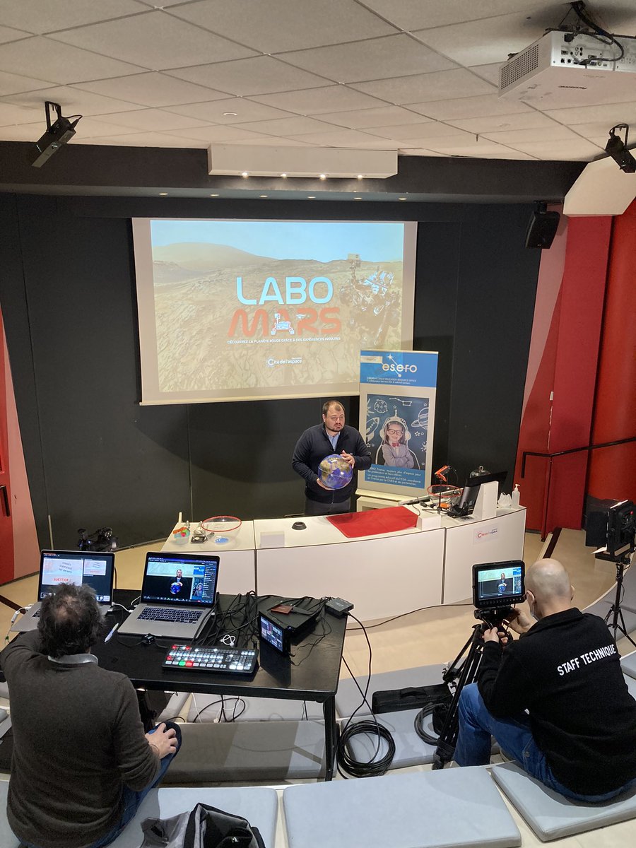 CiteEspace's tweet photo. Éducation//En direct de @CiteEspace plus de 500 élèves suivent le #LaboMars 🧑🔬une série d’expériences participatives pour le #congresdesenfants : Imagine ton collège sur Mars #EseroFrance @CNES @ESA_fr @groupe_mgen @Univ_Toulouse https://t.co/W8PJNXHqaf