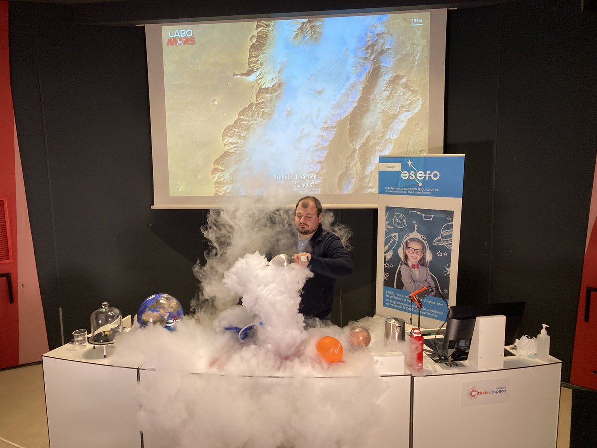 CiteEspace's tweet photo. Éducation//En direct de @CiteEspace plus de 500 élèves suivent le #LaboMars 🧑🔬une série d’expériences participatives pour le #congresdesenfants : Imagine ton collège sur Mars #EseroFrance @CNES @ESA_fr @groupe_mgen @Univ_Toulouse https://t.co/W8PJNXHqaf