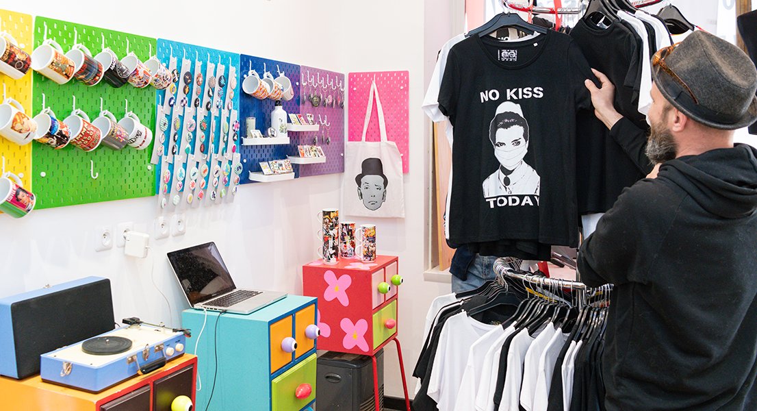 Alternatif_Mag's tweet photo. Roubaix Custom : ou quand Yves Loup Bourdoncle quitte les Ateliers Jouret pour ouvrir une boutique-atelier-galerie dans l'avenue Lebas à Roubaix https://t.co/WGoY6Dk2JX 👕 #Alternatif https://t.co/kt21ToEFVr