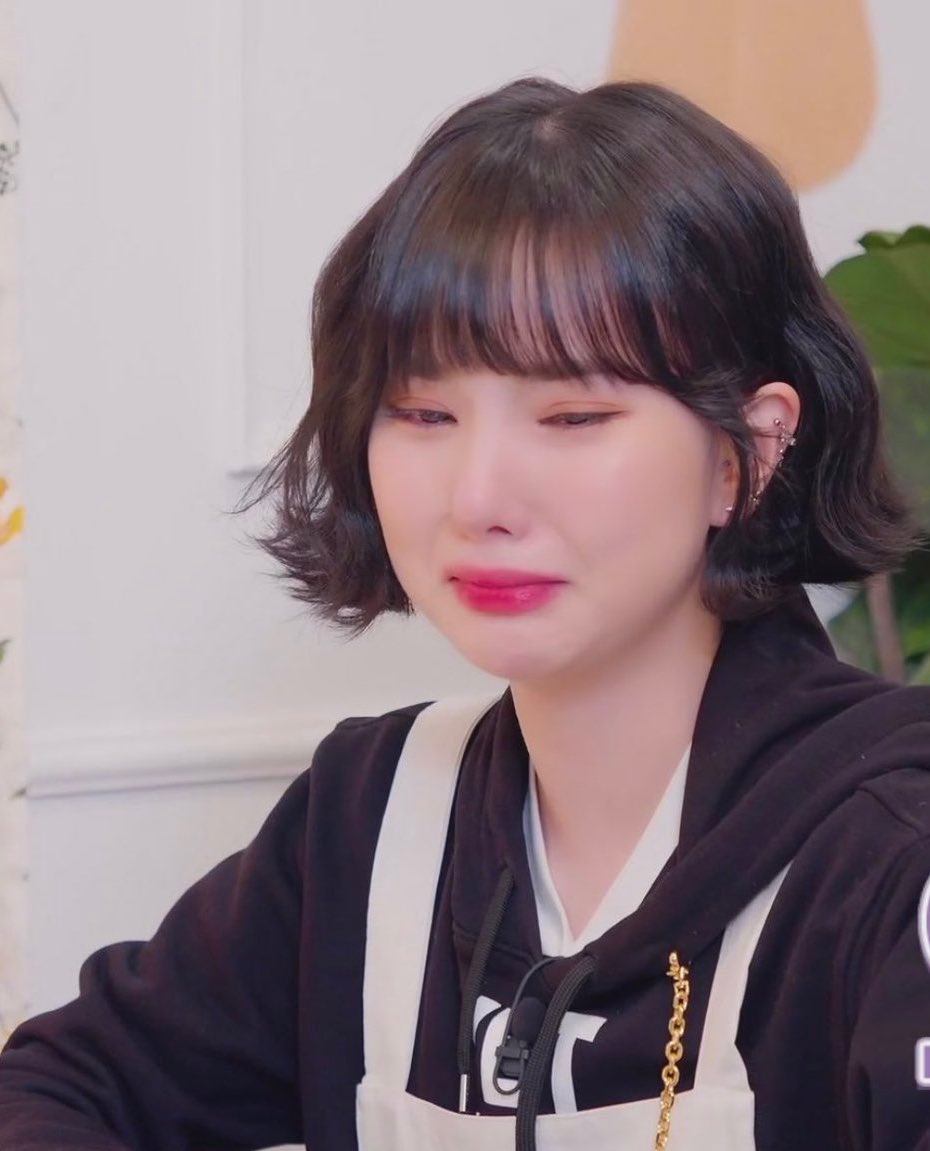 theonlygfriend's tweet photo. Isn’t she is the cutest when she’s crying?💜💜 https://t.co/xJyIYpNbSA