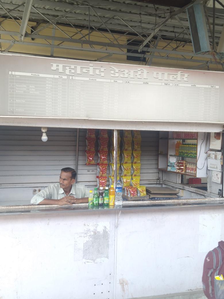 SumitM_12's tweet photo. I'm a passenger of 20824 AII-PURI SF Exp. This vendor of Malkapur station is charging over &amp; above the MRP mentioned in beverages. Pls look into it and stop this unfair practice🙏 @BhusavalDivn @CRailwayMumbai @RailMinIndia @AshwiniVaishnaw @indianrailway__ https://t.co/HNwF0pmT0a